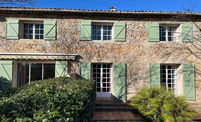 Décapage et mise en peinture en vert provençal de volets en bois, Saint-Maximin-la-Sainte-Baume, Peinture Gameiro