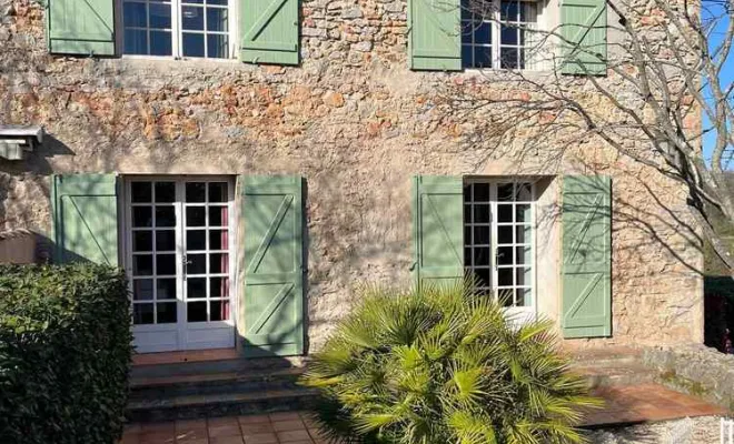 Décapage et mise en peinture en vert provençal de volets en bois, Saint-Maximin-la-Sainte-Baume, Peinture Gameiro